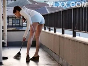 Con trai riêng chăm sóc má kế say xỉn về nhà