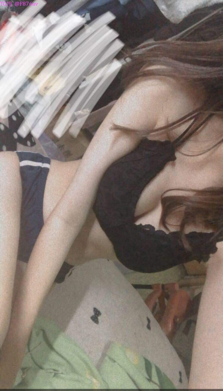 [Vú to và nữ thần xinh đẹp mở cả hai lỗ] Dương vật giả pha lê mạnh mẽ nhét vào lỗ, thè lưỡi ra, ra vào với khuôn mặt dâm đãng